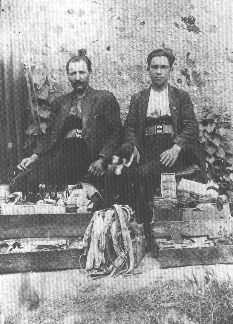 1930 circa - Francia - Giulio Coduri e Tullio Menini, venditori ambulanti (originari di Zeri - Massa Carrara)
