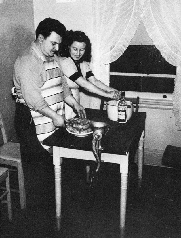 1950 - Santa Cruz (California-USA) - Coniugi umbri preparano le salsicce