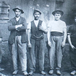 1906 - Dudelange (Lussemburgo) - Lavoratori umbri di fronte all'ingresso di una miniera di carbone