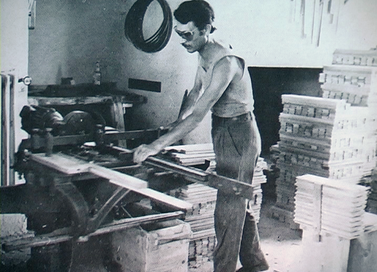 1959 - Nizza (Francia) - Emigrato umbro al lavoro in una falegnameria