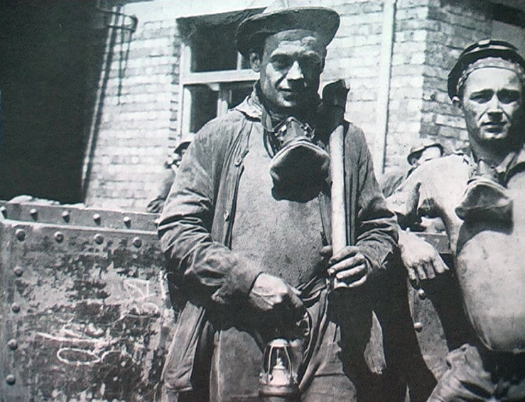 1951 - Liegi (Belgio) - Minatori all'ingresso di una miniera