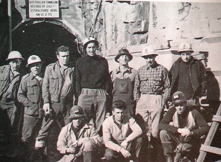 1955 - Tasmania (Australia) - Emigranti umbri in un cantiere