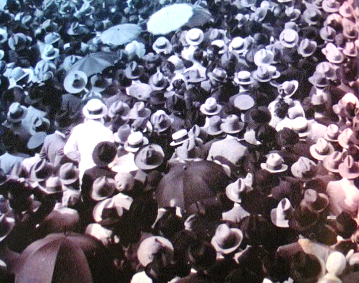 1925-30 - (America Latina) - Moltidudine in una città